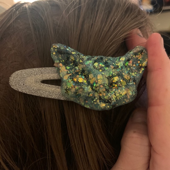Handmade resin Kat had hair clips - Picture 3 of 6